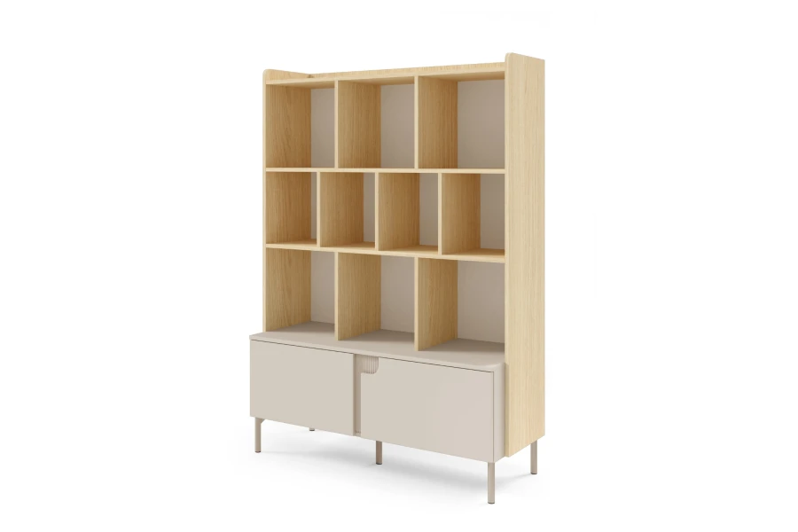 Modernes Bücherregal aus heller Eiche mit geschlossenem Sideboard-Element und schlanken Füßen.