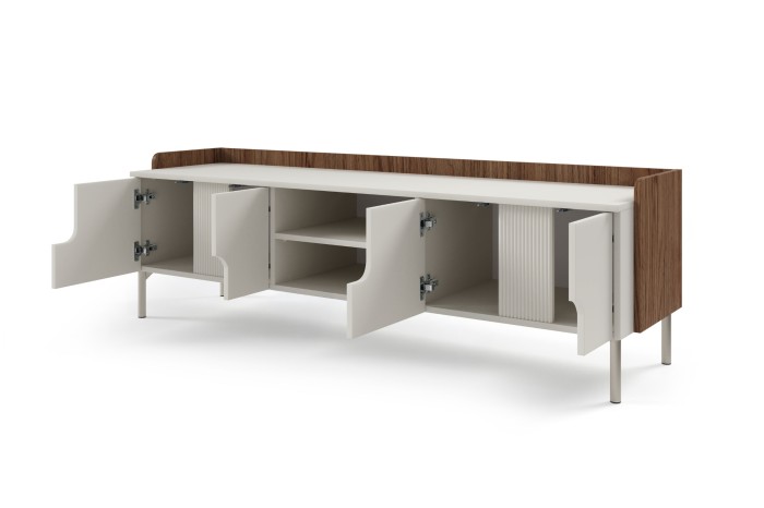 Geöffnetes TV-Sideboard mit viel Stauraum, vier Türen und Einlegeboden.
