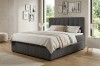 Anthrazitfarbenes Boxspringbett in modern eingerichtetem Schlafzimmer mit hellem Parkettboden.