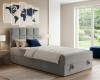 Elegantes hellgraues Bett mit integriertem Stauraum und hohem Kopfteil.