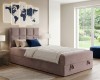 Modernes Polsterbett in Altrosa mit gestepptem Kopfteil im hellen Schlafzimmer.