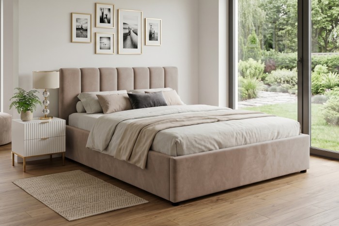 Gemütliches Schlafzimmer-Design mit taupefarbenem Doppelbett und moderner Wanddeko.