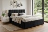 Elegant eingerichtetes Schlafzimmer mit schwarzem Doppelbett und großem Fenster zum Garten.