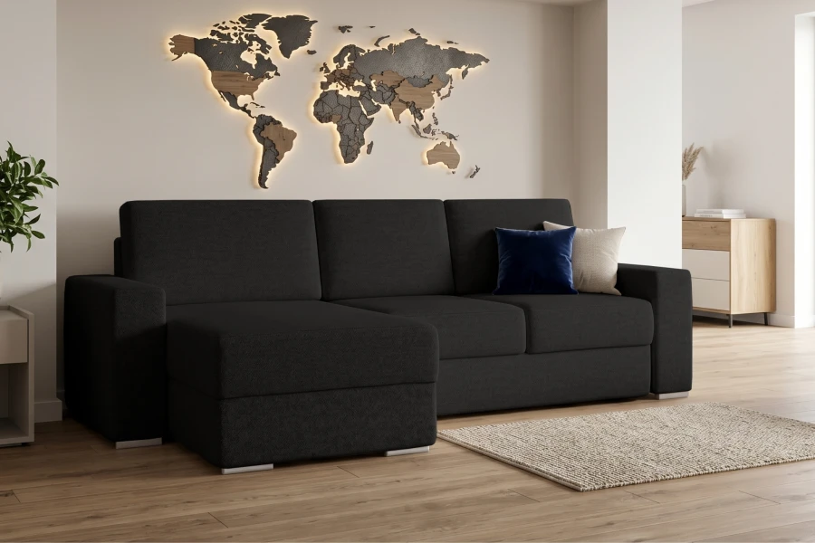 Dunkelgraues L-Sofa im Wohnzimmer mit beleuchteter Holz-Weltkarte und hellem Teppich.
