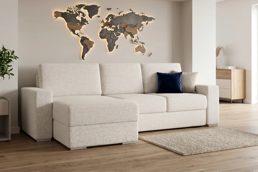 Stilvolles Wohnzimmer mit beigem Ecksofa, dekorativer Weltkarte und modernem Einrichtungsstil.