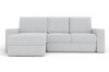 Modernes hellgraues Ecksofa in L-Form vor weißem Hintergrund.