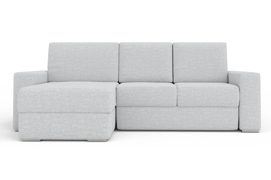 Modernes hellgraues Ecksofa in L-Form vor weißem Hintergrund.