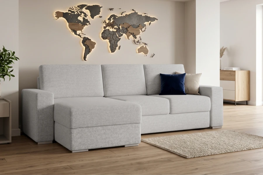 Ecksofa in Hellgrau im Wohnzimmer mit dekorativer Weltkarte.