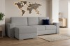 Stilvolles Wohnambiente mit grauem Sofa, Teppich und Holzboden.