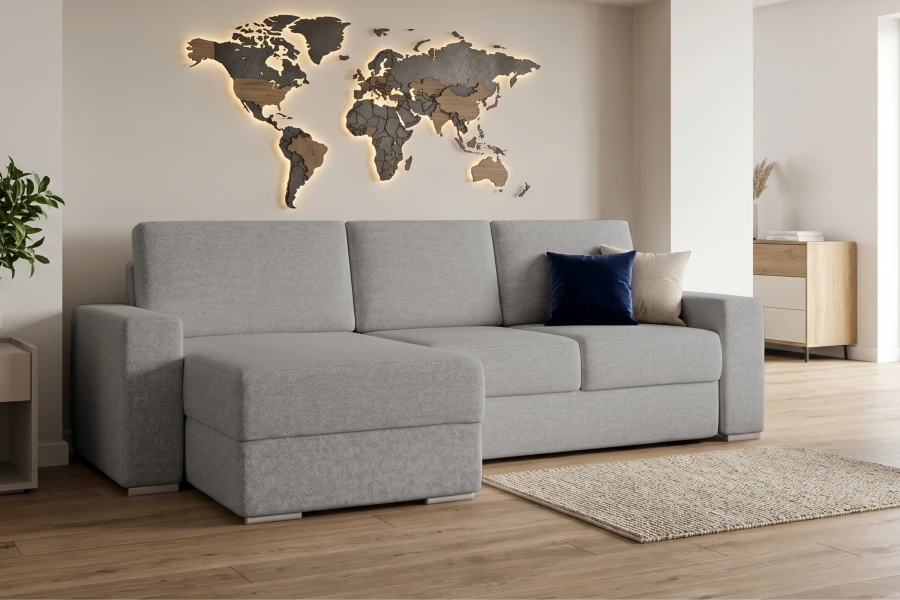 Stilvolles Wohnambiente mit grauem Sofa, Teppich und Holzboden.