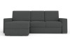 Dunkelgraues Ecksofa in L-Form vor weißem Hintergrund.