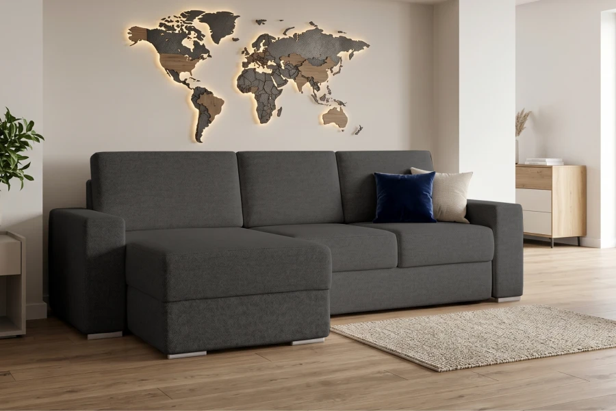 Modernes Wohnzimmer mit dunkelgrauem Ecksofa und Weltkarte.