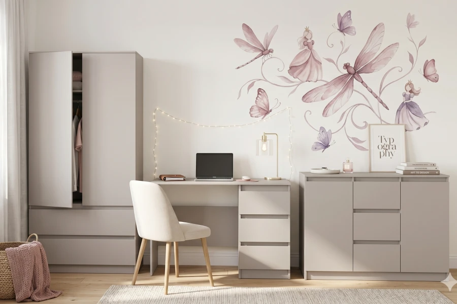 Kinderzimmer-Einrichtung in Beige mit Kleiderschrank, Schreibtisch und Kommode, Wandsticker Fee.