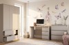 Gemütlicher Arbeitsplatz mit Schreibtisch und passenden Möbeln in einem hellen Zimmer.
