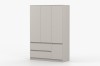 Frontansicht des 3-türigen Kleiderschranks Simo in Beige, minimalistisches Design mit praktischen Schubladen.