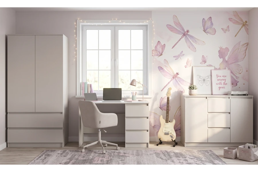 Modernes Kinderzimmer mit Schreibtisch, Kleiderschrank und Schmetterling-Wandtattoo der SIMO Kollektion.
