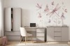 Stilvolles Kinderzimmer mit beigem Schreibtisch, Schrank und dekorativen Wandstickern.
