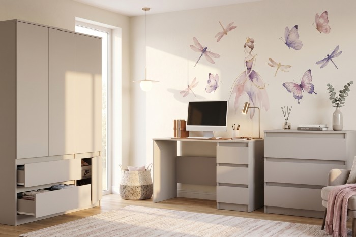 Eingerichtetes Kinderzimmer mit beigem Kleiderschrank, Schreibtisch und Kommode