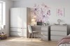 Modernes Jugendzimmer-Möbelset: Schrank, Schreibtisch und Kommode in hellem Taupe.