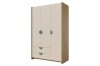 Stilvoller dreitüriger Kleiderschrank in Beige und Eiche mit blauen Griffen für Kinderzimmer.