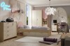Helles Jugendzimmer-Set in Eiche und Rosa mit Bett, Schreibtisch und Kleiderschrank.