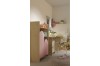 Modernes Kinderzimmer-Set Lexo mit Schreibtisch, Regal in Eiche und Rosa sowie Wandtattoo.