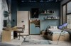 Jugendzimmer im Weltraum-Look mit dunkelblauen Wänden, Teleskop und blauen Möbel-Highlights.