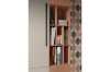 Detailaufnahme eines offenen Regals in Terrakotta mit Büchern und grauen Boxen.