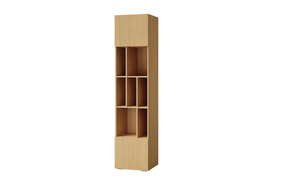 Schlichtes, hohes Standregal aus hellem Holz mit offenen Fächern für das Kinder- oder Arbeitszimmer.