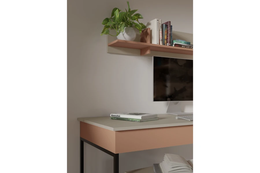 Detailansicht eines modernen Schreibtischs mit Wandregal in Beige und Terracotta für das Jugendzimmer.