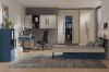 Modernes Jugendzimmer-Set in Blau und Beige mit Schreibtisch, Bett und Kleiderschrank.