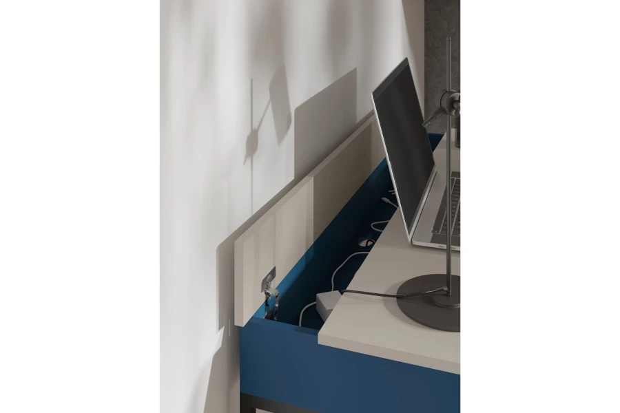 Integriertes Kabelfach in einem blauem Schreibtisch für eine aufgeräumte Arbeitsfläche.