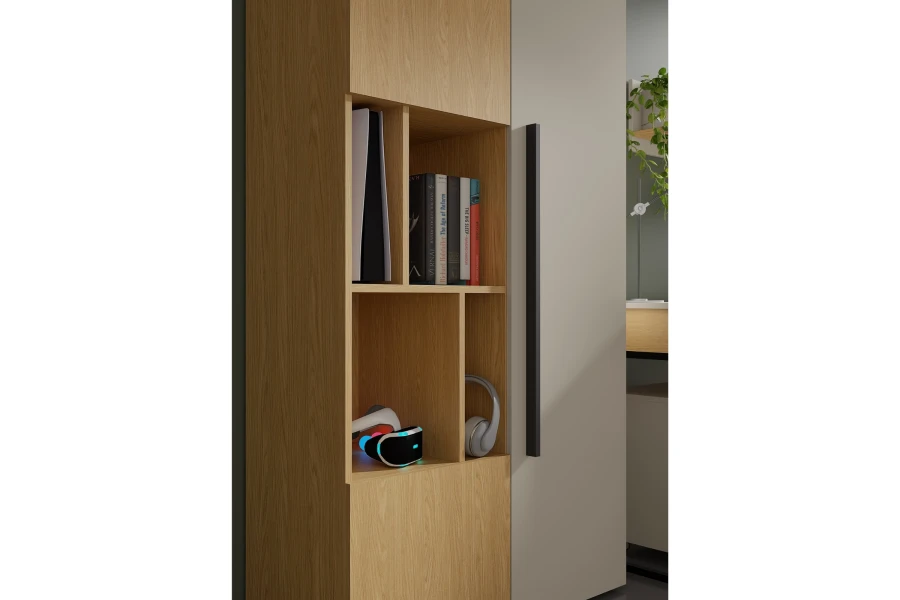Nahaufnahme eines Holzregals mit VR-Headset, Kopfhörern und Büchern in einem modernen Schrankmodul.