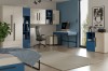 Komplettes Jugendzimmer-Set in Blau und Beige mit Schreibtisch und Kleiderschrank.