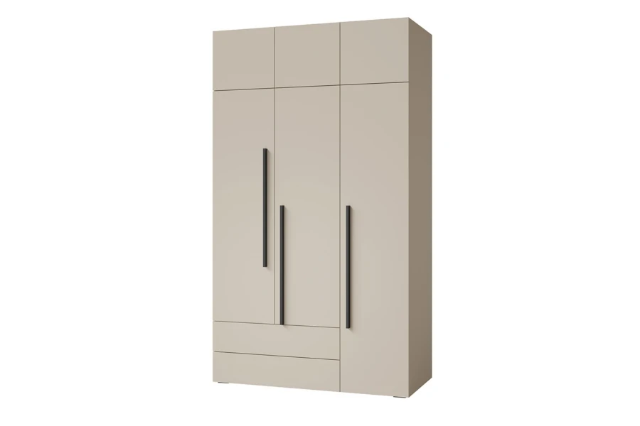 Dreitüriger Kleiderschrank in Beige mit langen schwarzen Griffen und Aufsatz.