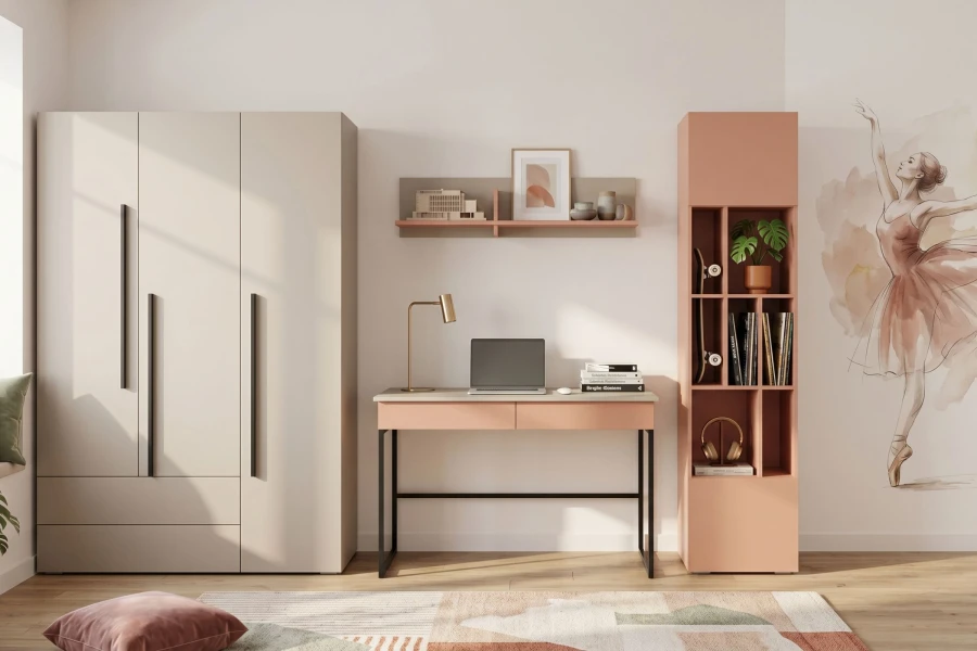 Moderner Arbeitsplatz in Lachs und Beige mit Schreibtisch, Regal und Ballerina-Wandbild.