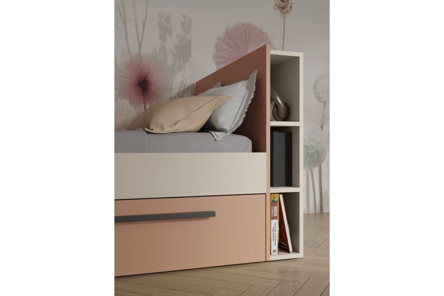 Detailansicht eines Bettes mit praktischem Regal am Kopfteil.