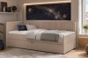 Beiges Boxspring-Tagesbett in einem Kinderzimmer mit Weltraum-Wandbild dekoriert.