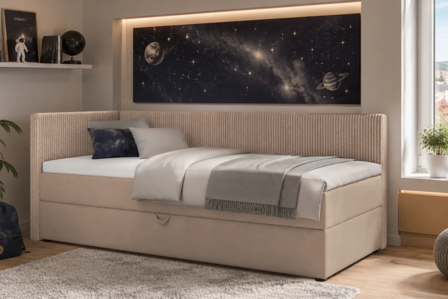 Beiges Boxspring-Tagesbett in einem Kinderzimmer mit Weltraum-Wandbild dekoriert.