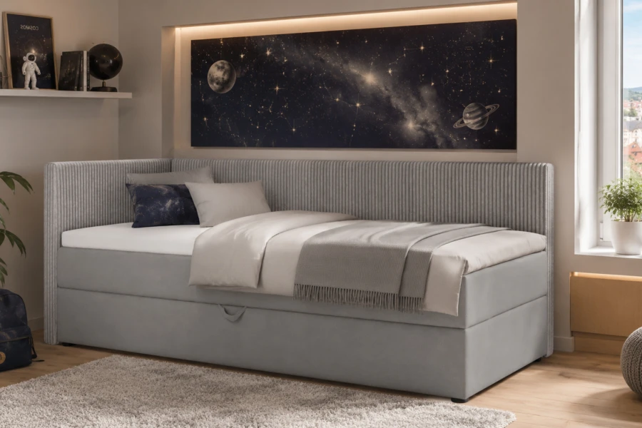 Graues Boxspring-Tagesbett im Kinderzimmer mit gemütlicher Bettwäsche und Weltraum-Deko.