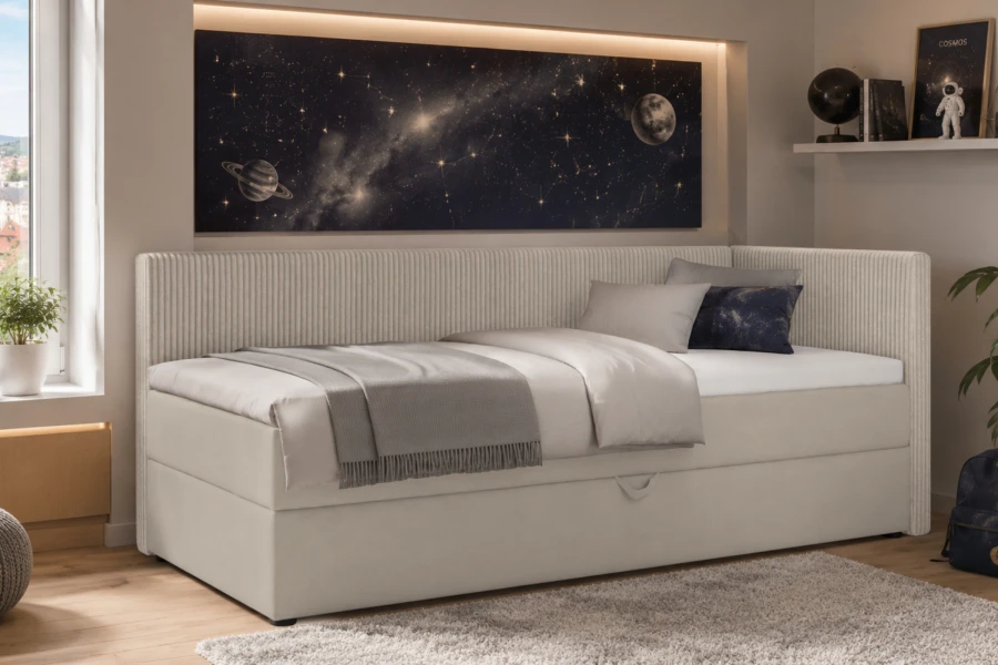 Beiges Boxspringbett mit Kord-Struktur im hellen Zimmer mit Weltraum-Motiv und Tagesdecke.