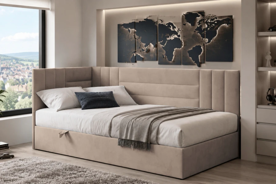 Beige Daybed mit Bettwäsche in einem modern eingerichteten Zimmer mit Weltkarten-Deko.