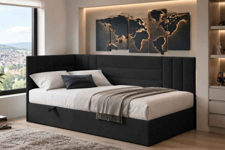 Schwarzes Polster-Eckbett im Schlafzimmer mit moderner Wanddeko und Weltkarte.
