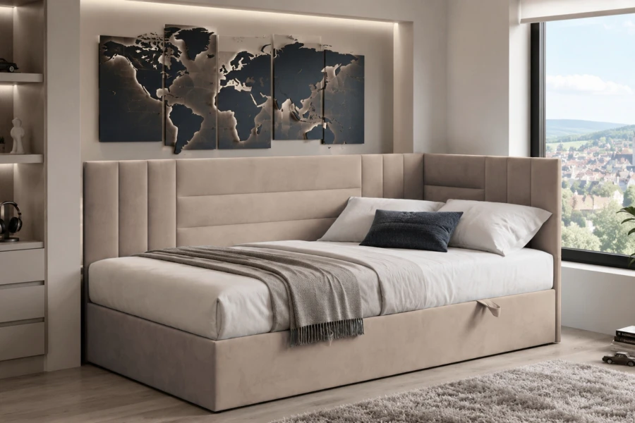 Beiges Polster-Eckbett in hellem Schlafzimmer mit stilvoller Einrichtung.