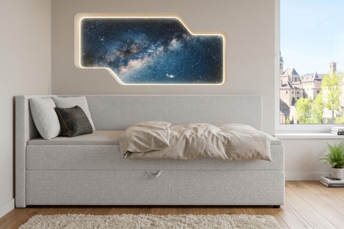 Hellgraues Boxspring-Schlafsofa in stilvollem Zimmer mit Stadtblick und Wanddeko.