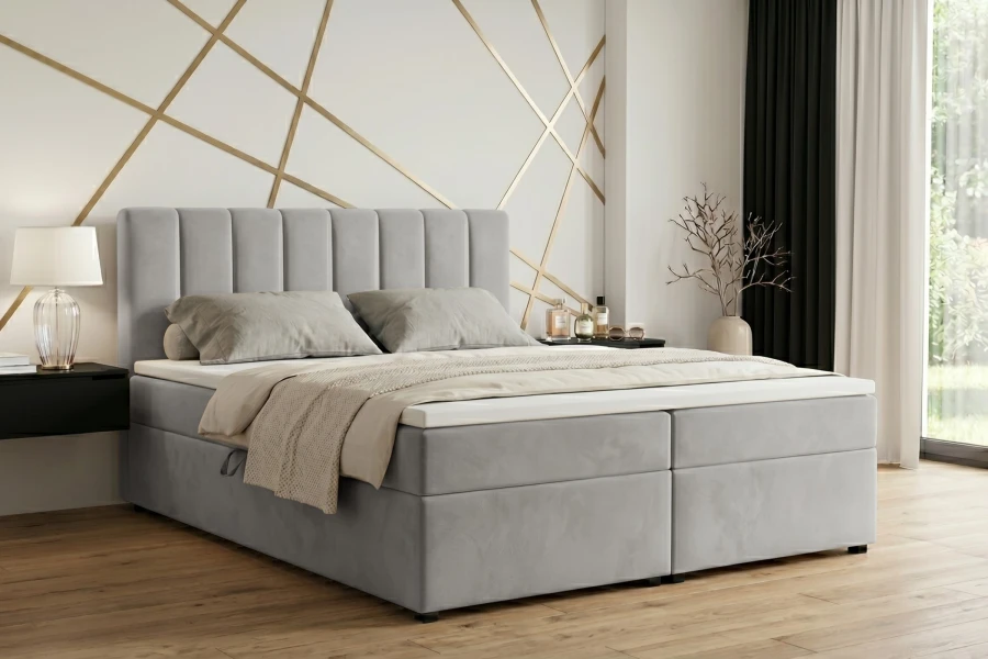 Hellgraues Boxspringbett Rick in modernem Schlafzimmer mit stilvoller Wandgestaltung.