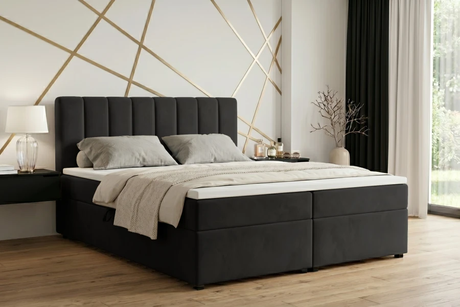 Schwarzes Boxspringbett Rick in elegantem Schlafzimmer-Ambiente mit Designer-Wand.