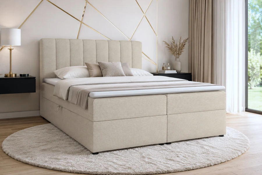 Gemütliches Schlafzimmer-Ambiente mit beigem Boxspringbett auf einem runden Teppich.