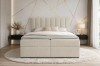 Modernes Boxspringbett in Beige mit hohem Kopfteil in stilvollem Schlafzimmer.