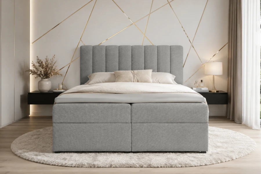 Modernes hellgraues Boxspringbett mit gestepptem Kopfteil in einem eleganten Schlafzimmer.